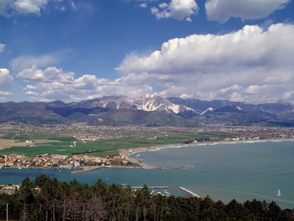 El dia que recitàvem a les ribes del Magra, també hi va haver tempesta, però es va quedar terra endins, als Alps Apuans.