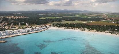 Parte del área natural de Es Trenc. El macrohotel está proyectado junto al arenal dunar de Sa Rápita y el puerto deportivo