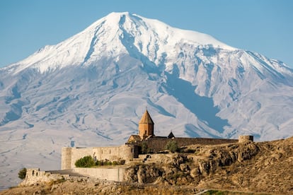 Dice la tradición que en este volcán inactivo <a href="http://www.goturkeytourism.com" target="_blank">en la parte oriental de Turquía, </a> coronado de nieves perpetuas, tocó tierra el Arca de Noé tras el Diluvio Universal. El pico más alto del país impone sus 5.137 metros de altura sobre las llanuras circundantes, recorridas por los ríos Tigris y Eúfrates. Se encuentra muy cerca de la frontera con Irán y Armenia, de hecho es parte de la Armenia histórica. Su ascenso no presenta dificultades técnicas, pero sí geopolíticas, tanto que su acceso estuvo cerrado al turismo entre 2015 y 2018. Es necesario escalar con guía o agencia local autorizada.