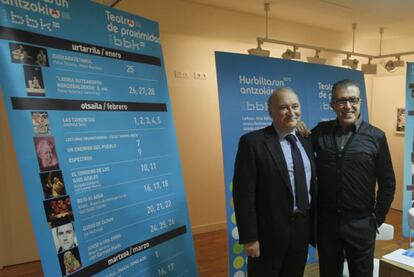 El director de la Fundación BBK, Gorka Martínez, y el director del Arriaga, Emilio Sagi, ayer, en la presentación de Teatro de Proximidad.