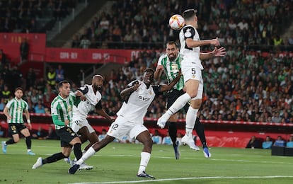 Borja Iglesias marca el gol del Betis, este sábado.