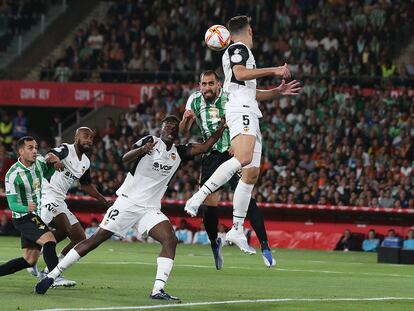 Borja Iglesias marca de cabeza. / ALEJANDRO RUESGA