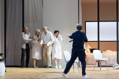 Don Alfonso (Georg Nigl) apunta a las dos parejas protagonistas de ‘Così fan tutte’ al final de la ópera. Poco después, será él quien muera por un disparo de esa misma arma.
