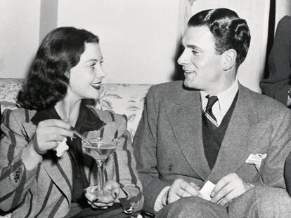 Vivien Leigh y Laurence Olivier fueron la primera pareja nominada el mismo año, en 1940, a un premio Oscar. Fue en la 12ª edición de los Premios de la Academia. Ella optaba al galardón de Mejor Actriz y ganó por 'Lo que el viento se llevó', mientras que él fue nominado a Mejor Actor por 'Cumbres Borrascosas'. Curiosamente se casaron ese mismo año y se divorciaron en 1960.