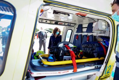 La presidenta de la Comunidad de Madrid, Isabel Díaz Ayuso, en su visita este viernes al Parque de Bomberos de Las Rozas.