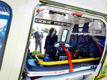 La presidenta de la Comunidad de Madrid, Isabel Díaz Ayuso, en su visita este viernes al Parque de Bomberos de Las Rozas.