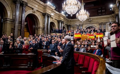 El presidente en funciones de la Generalitat de Cataluña (i) tras el pleno en el Parlament catalán. La propuesta de Junts pel Sí y la CUP logra el apoyo de la mayoría absoluta de la Cámara.