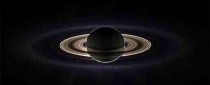 Fotografía de Saturno tomada el pasado 15 de septiembre por una cámara de la sonda espacial <i>Cassini,</i> que está en órbita de ese planeta.