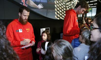 Sergio Rodr&iacute;guez y Pau Gasol firman aut&oacute;grafos en Berl&iacute;n.