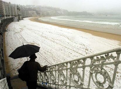 Imagen de una de las escaleras de acceso a la playa de la Concha en San Sebastián, cubierta de nieve.