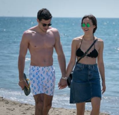 Aurora Ramazzotti y su pareja, Goffredo Cerza, hace unos días en la playa de Forte dei Marmi.