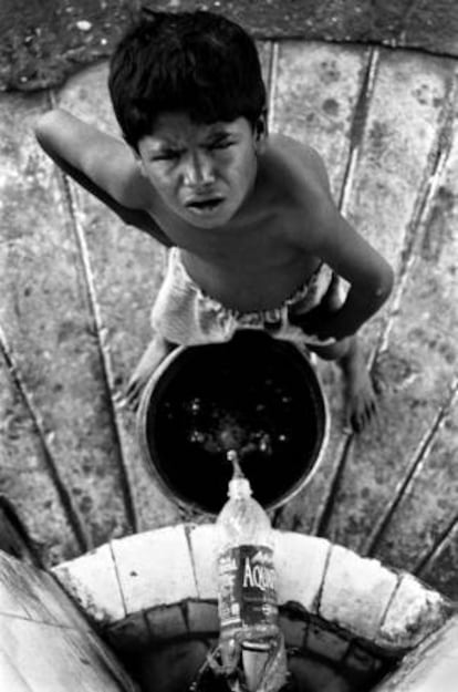 Fotografía facilitada por su autor, Vicky Roy, un joven indio de 26 años, de un niño que como él antes de ser acogido en un centro de una ONG local, viven y trabajan, desamparados y solos, en las calles de Nueva Delhi.