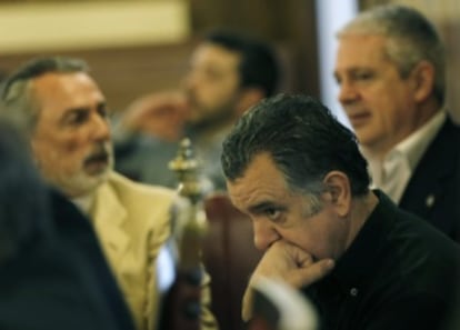 Cándido Herrero, Pablo Crespo y Francisco Correa, sentados en el banco de los acusados en la sala del juicio.