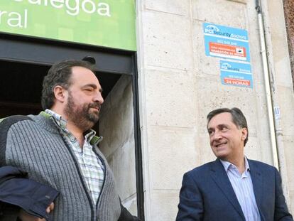 Agirre (a la derecha), es saludado por el exconsejero de Agricultura Gonzalo Sánez de Samaniego, ayer en Vitoria.