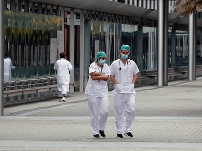 Varios miembros del personal sanitario, en el exterior del hospital instalado en Ifema (Madrid).