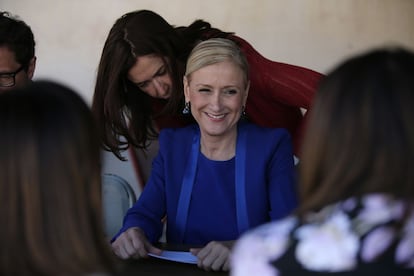 <b>12.11h.</b> Tiempo para un breve descanso, para tomar otro café manchado y conversar con los integrantes de su lista. Cifuentes será la primera en levantarse de una terraza de Matadero y espeterá al resto: "¡Ala! A levantar el campamento, que hay que trabajar".