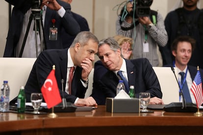 El secretario de Estado de Estados Unidos (derecha), junto al ministro de Exteriores turco, Hakan Fidan, este sbado en Jordania durante la conferencia sobre el futuro de Siria.