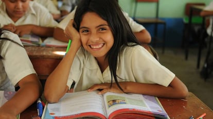 Una niña participa con sus compañeros de clase en una actividad del programa Leer es estar adelante de BBVA en Perú.