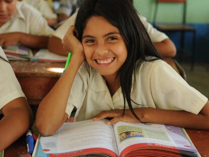 Una niña participa con sus compañeros de clase en una actividad del programa Leer es estar adelante de BBVA en Perú.