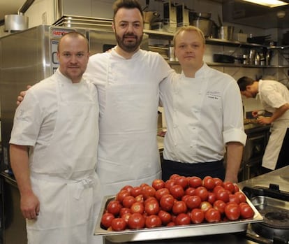 Los chefs Bo Bech (Dinamarca), Trond Aam (Noruega) y Daniel Berlín (Suecia), ayer en Vitoria