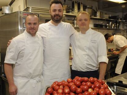 Los chefs Bo Bech (Dinamarca), Trond Aam (Noruega) y Daniel Berlín (Suecia), ayer en Vitoria