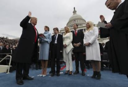 Donald Trump jura su cargo como presidente de los Estados Unidos ante el juez John Roberts, presidente del Tribunal Supremo el pasado 20 de enero en Washington.