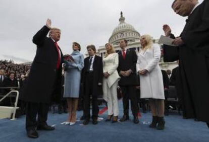 Donald Trump jura su cargo como presidente de los Estados Unidos ante el juez John Roberts, presidente del Tribunal Supremo el pasado 20 de enero en Washington.