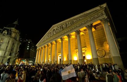 Exteriores de la catedral de Buenos Aires, en Argentina, tras conocer la noticia del nuevo papa. 