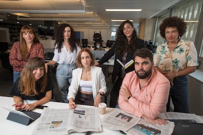 Desde la izquierda, Bárbara Ayuso, Elsa Cabria, Isabel Cadenas, Inés Vila, Marta Curiel, José Juan Morales y Silvia Cruz, que forman el equipo de EL PAÍS Audio.