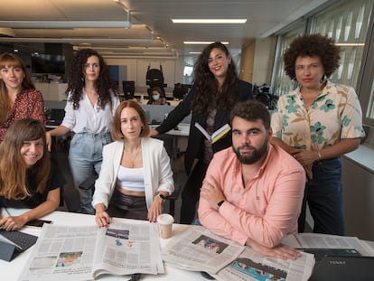 Desde la izquierda, Bárbara Ayuso, Elsa Cabria, Isabel Cadenas, Inés Vila, Marta Curiel, José Juan Morales y Silvia Cruz, que forman el equipo de EL PAÍS Audio.