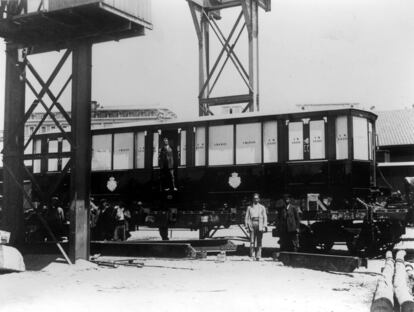 Vagón con el escudo real del Metro de Madrid, entonces Compañía Metropolitano Alfonso XIII, inaugurado por el rey en octubre de 1919.