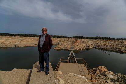 Arturo de Inés, alcalde de Villaseco de los Reyes, junto a la toma de agua del pantano de la Almendra para los pueblos de la zona. 