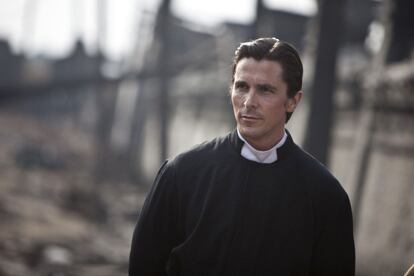 John Miller (Christian Bale) en Las flores de la guerra

Liberaos del sentimiento de culpa carnal, Bale no es cura en la película más cara de la historia del cine chino y en realidad interpreta a un maquillador de cadáveres que llega a una iglesia católica de China para maquillar a un párroco fallecido.