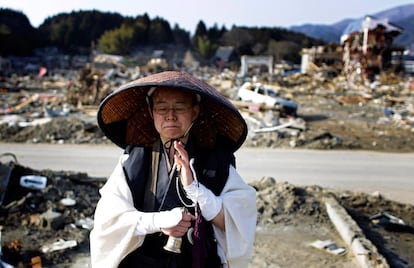 Un monje budista reza frente a un área devastada por el terremoto y el tsunami en Rikuzentakata, en la prefectura de Iwate.