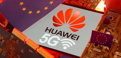 Logotipo de Huawei junto a la bandera de la UE. 