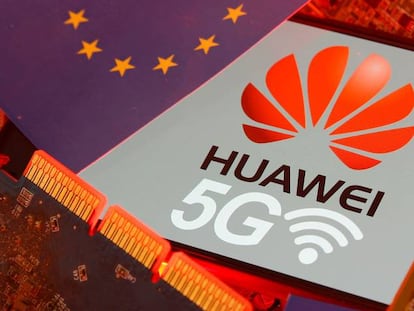 Logotipo de Huawei junto a la bandera de la UE. 