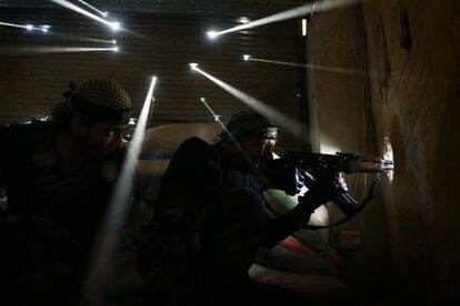 Imagen de Javier Manzano galardonada con el Pulitzer 2013. Dos soldados rebeldes sirios montan guardia en un barrio de Alepo frente a las tropas del régimen.