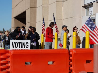 Un grupo de votantes hace cola en un colegio electoral en Columbus, Ohio.
