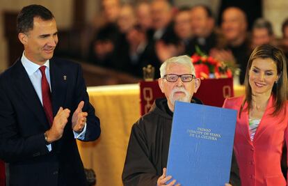 Los Príncipes de Asturias y de Viana, don Felipe y doña Letizia, junto al historiador capuchino Tarsicio de Azcona.