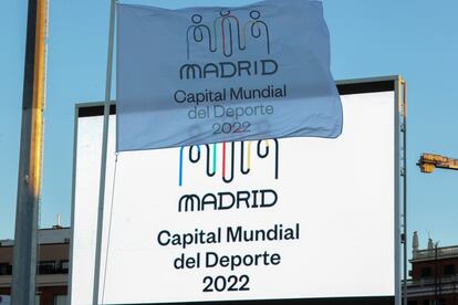 Izado de bandera durante la ceremonia inaugural de la Capitalidad Mundial del Deporte de Madrid, en el estadio de Vallehermoso, el pasado 1 de febrero.