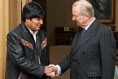El presidente boliviano, Evo Morales (izquierda), saluda al rey Alberto II de Bélgica, ayer en Bruselas.