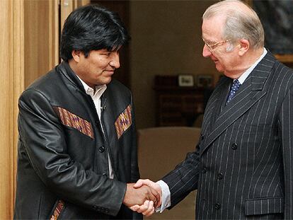 El presidente boliviano, Evo Morales (izquierda), saluda al rey Alberto II de Bélgica, ayer en Bruselas.