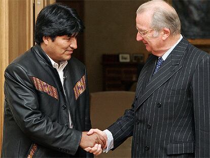 El presidente boliviano, Evo Morales (izquierda), saluda al rey Alberto II de Bélgica, ayer en Bruselas.