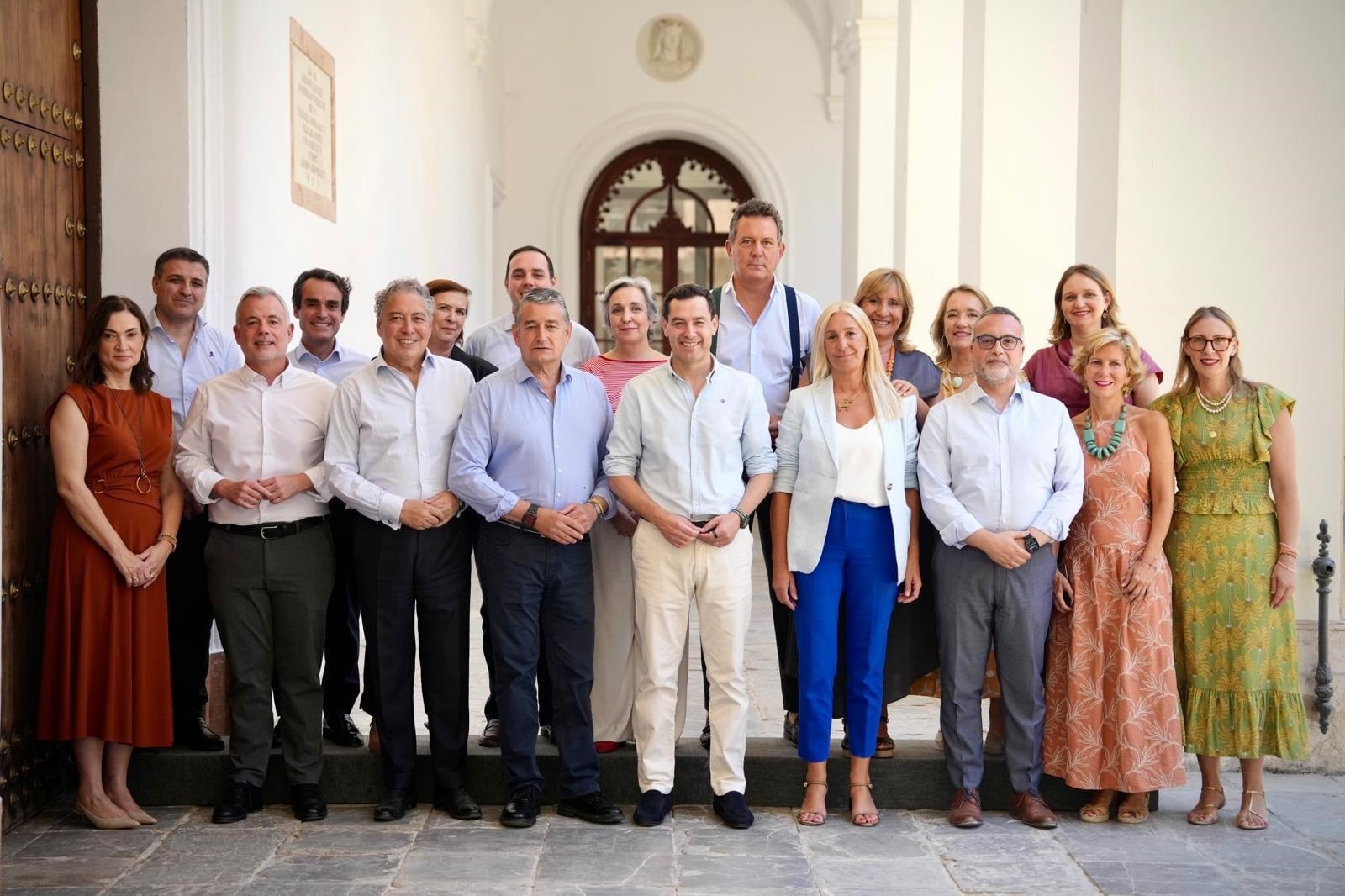 Moreno crea otras dos vicepresidencias para compensar la presencia de Vox en el Gobierno andaluz