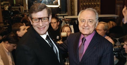 El diseñador Yves Saint Laurent y, a la derecha, Pierre Bergé, en enero de 1998