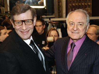 El dise&ntilde;ador Yves Saint Laurent y, a la derecha, Pierre Berg&eacute;, en enero de 1998