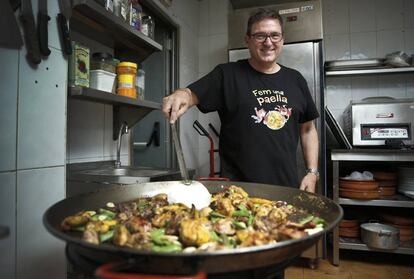 Carles Cano en la cocina del restaurante El Castillo de Godella con una paella.