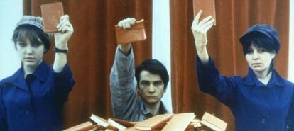 Fotograma de 'La Chinoise' de Jean-Luc Godard, Anne Wiazermsky (izquierda), Jean Pierre Leaud (centro) y Juliet Berto (derecha).