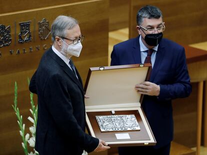 El presidente de las Cortes Valencianas, Enric Morera, entrega el premio de la Alta Distinción Frances de Vinatea al director gerente de Fisabio, Jose Antonio Manrique Martorell (i) en el acto Institucional, hoy 25 de Abril.