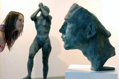 Una visitante observa la escultura en bronce <i>Romanichel (</i>1928), en la exposición de Arno Breker.